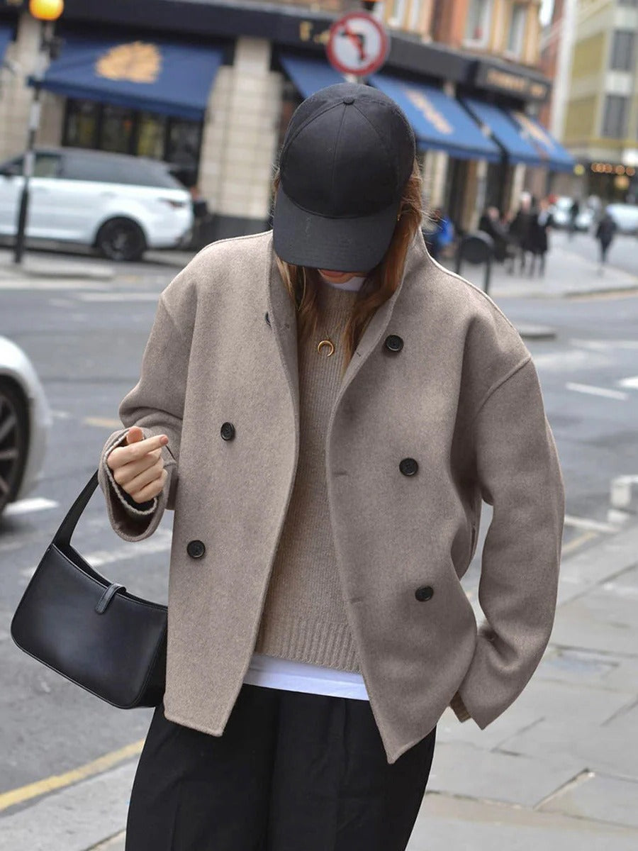 Trendy, loose-fitting jacket with button closure for women