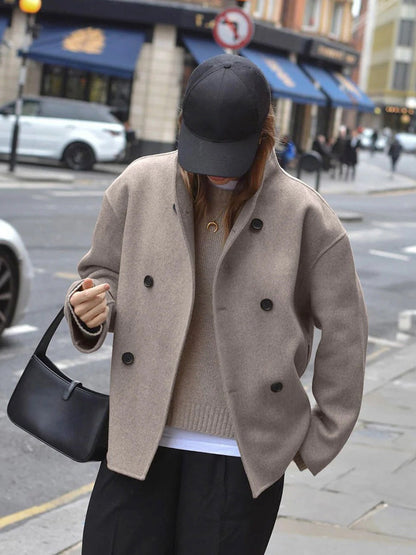 Trendy, loose-fitting jacket with button closure for women